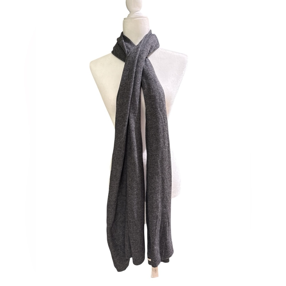 Gray Textured Knit Scarf for Stylish Versatility